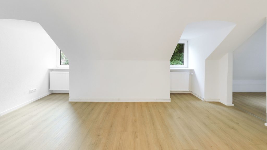 Immobilienangebot - Oldenburg - Wohnen - Bezugsfreie und sanierte Dachgeschosswohnung in Oldenburg/Osternburg!