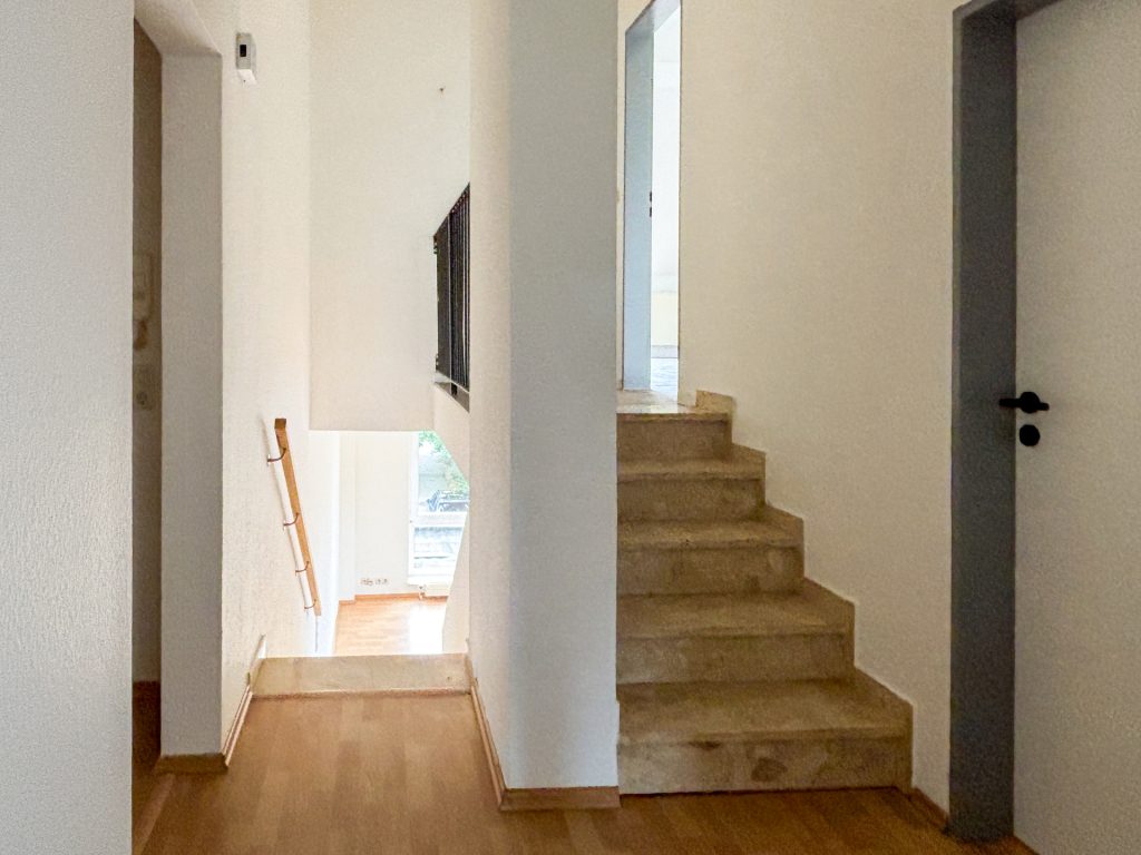 Immobilienangebot - Oldenburg - Wohnen - Charmante Maisonette-Wohnung mit neuer Einbauküche und Dachterrasse in Kreyenbrück
