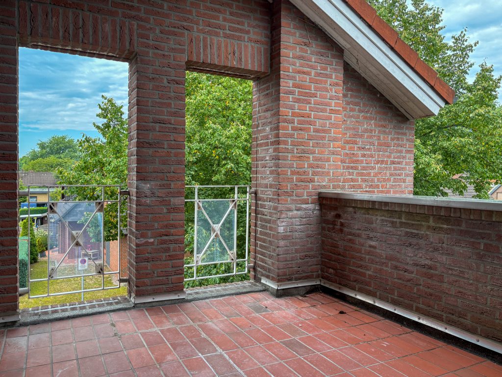 Immobilienangebot - Oldenburg - Wohnen - Charmante Maisonette-Wohnung mit neuer Einbauküche und Dachterrasse in Kreyenbrück
