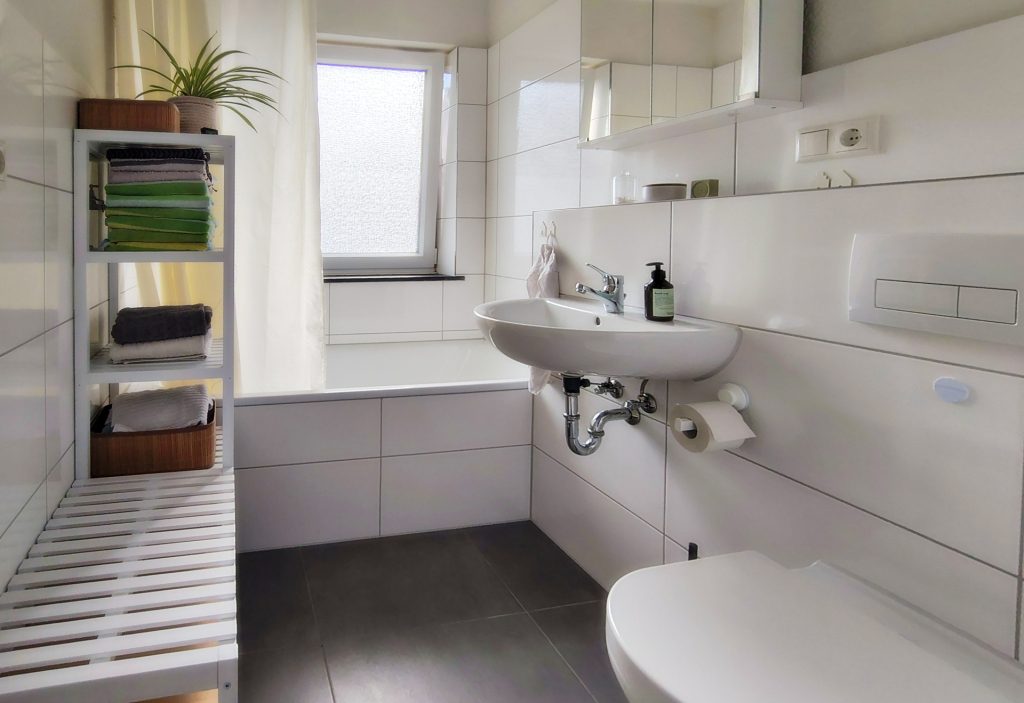 Immobilienangebot - Oldenburg - Wohnen - Renovierte und vermietete 4-Zimmer-Wohnung mit Balkon zu verkaufen!