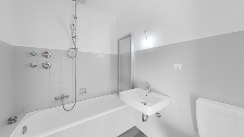 Immobilienangebot - Oldenburg - Wohnen - Frisch renovierte 2-Zimmer-Wohnung mit Südbalkon und Stellplatz – direkt einziehen oder vermieten