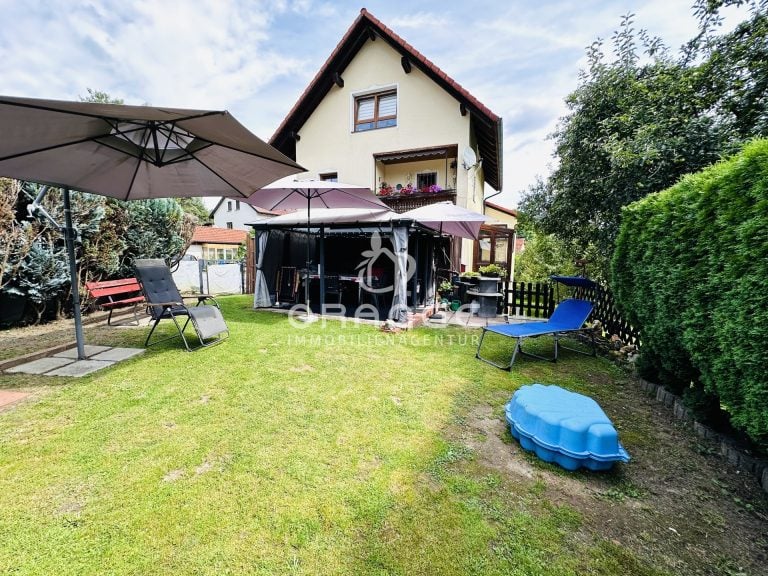 Immobilienangebot - Hollfeld / Schönfeld - Alle - GEPFLEGTES EINFAMILIENHAUS MIT HERRLICHER DACHGESCHOSSWOHNUNG VON 2019