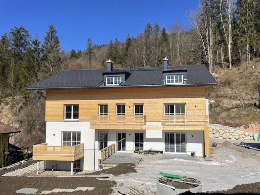 Modernes Haus mit Solarpaneelen in einer ländlichen Umgebung