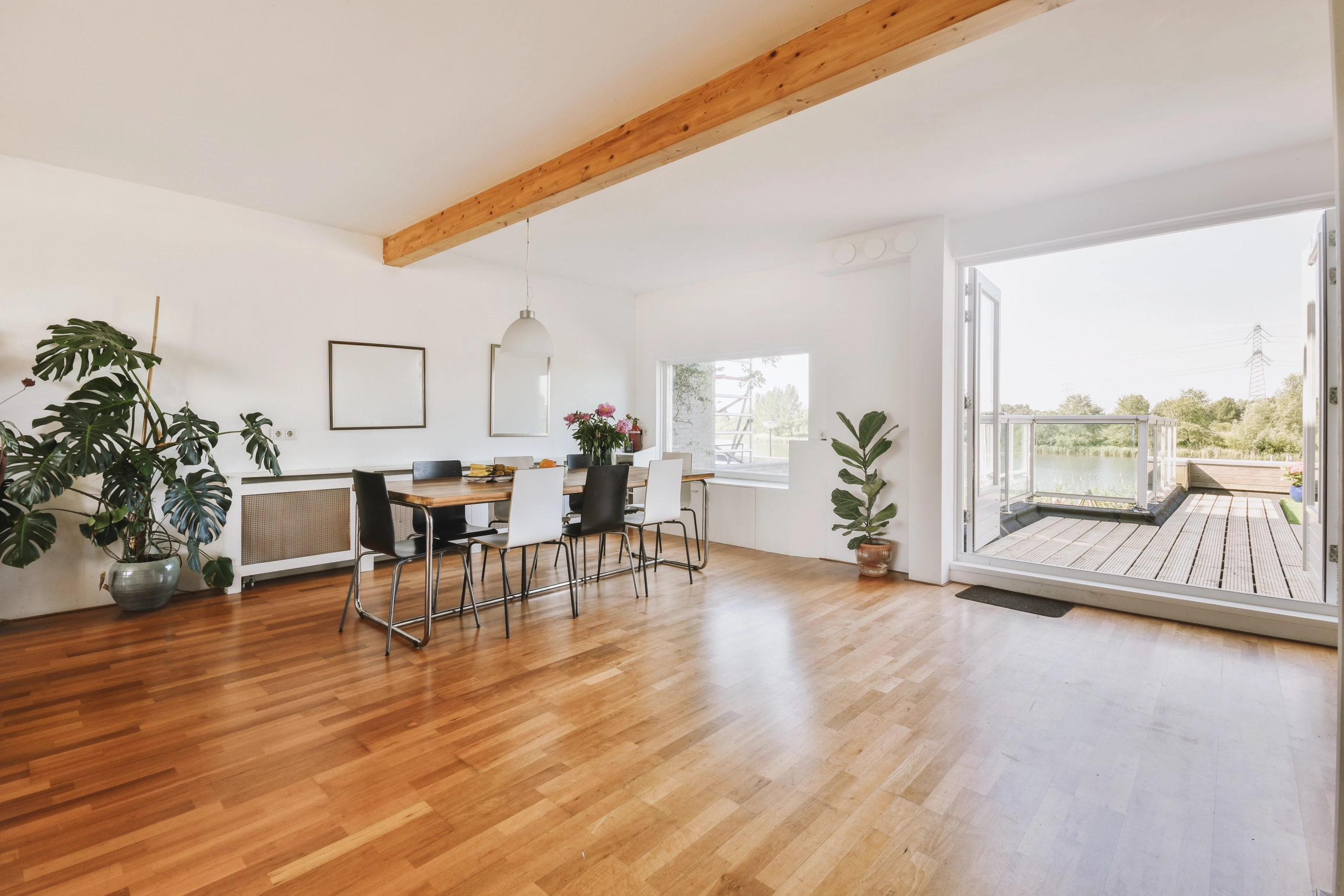 Nachfrage nach Immobilien 2025 – moderne, helle Studiowohnung mit Balkon am Wasser