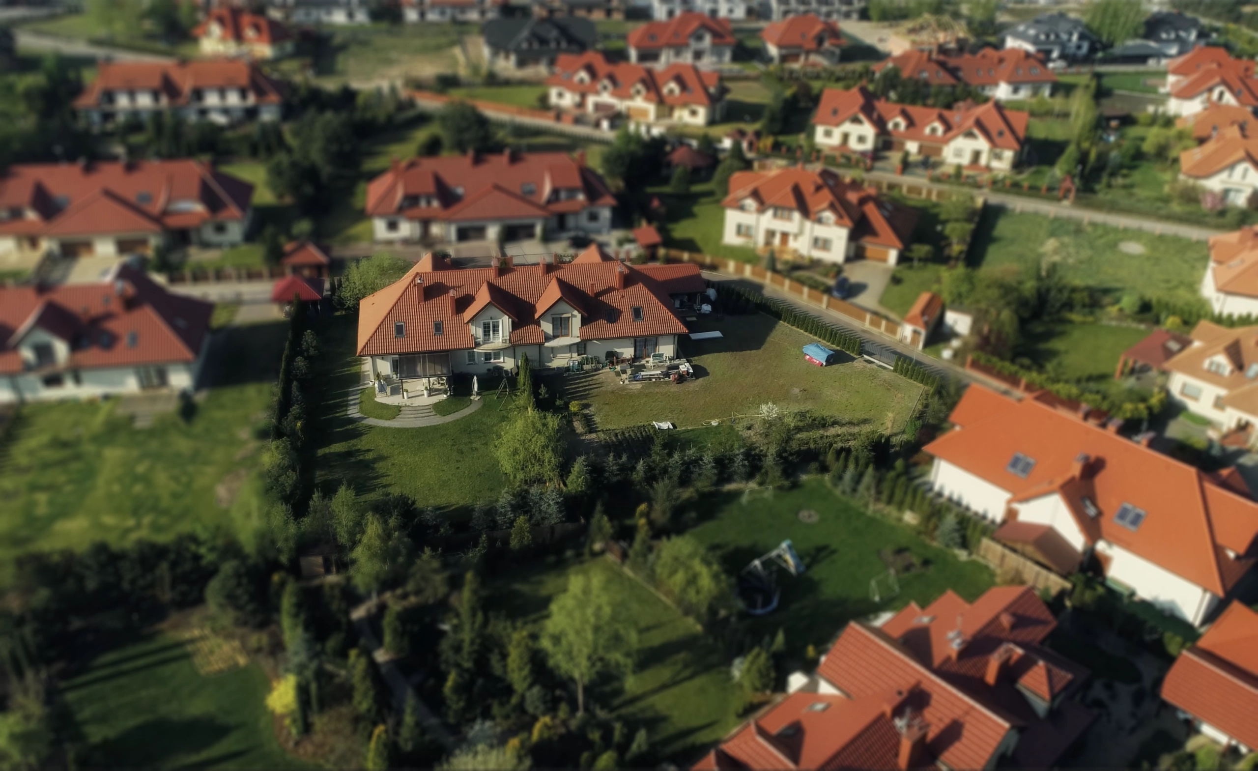Wohnsiedlung mit Einfamilienhäusern – Symbolbild für Wohneigentum in Deutschland