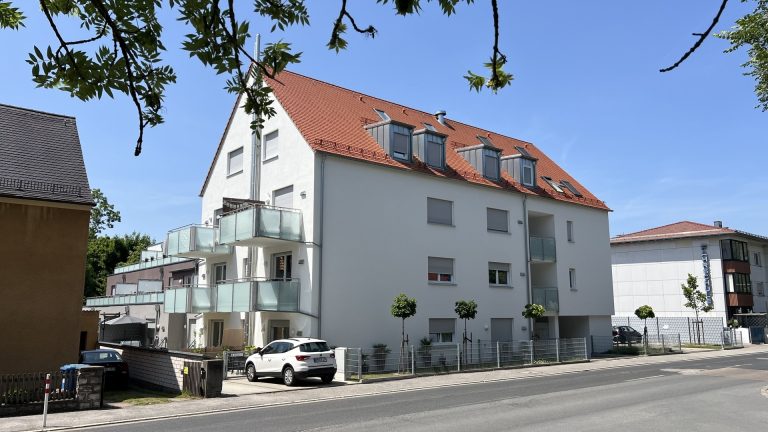Immobilienangebot - Neumarkt in der Oberpfalz - Alle - top 2-Zimmer-Wohnung im EG mit Einbauküche, Süd-Terrasse und eigenem Garten