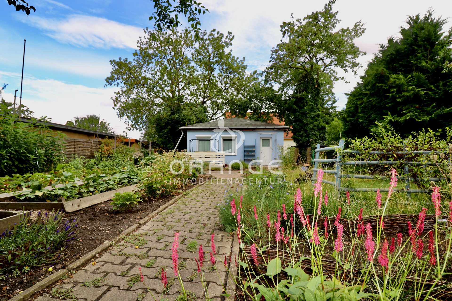 Immobilienangebot - Halle - Alle - KLEIN, ABER OHO! - SANIERTER BUNGALOW MIT GARTENIDYLLE FÜR EINEN MINIMALISTISCHEN LEBENSSTIL