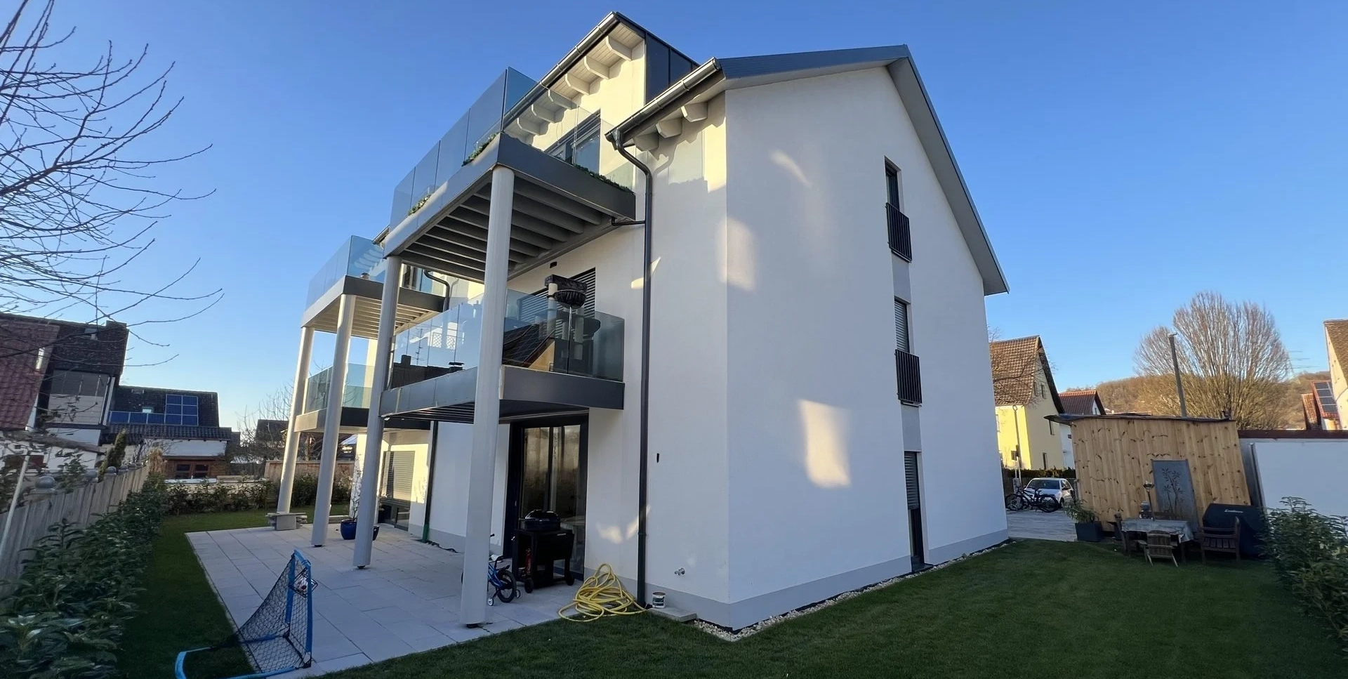 Neubauprojekt in Schwabelweis mit moderner Architektur und großzügigem Außenbereich