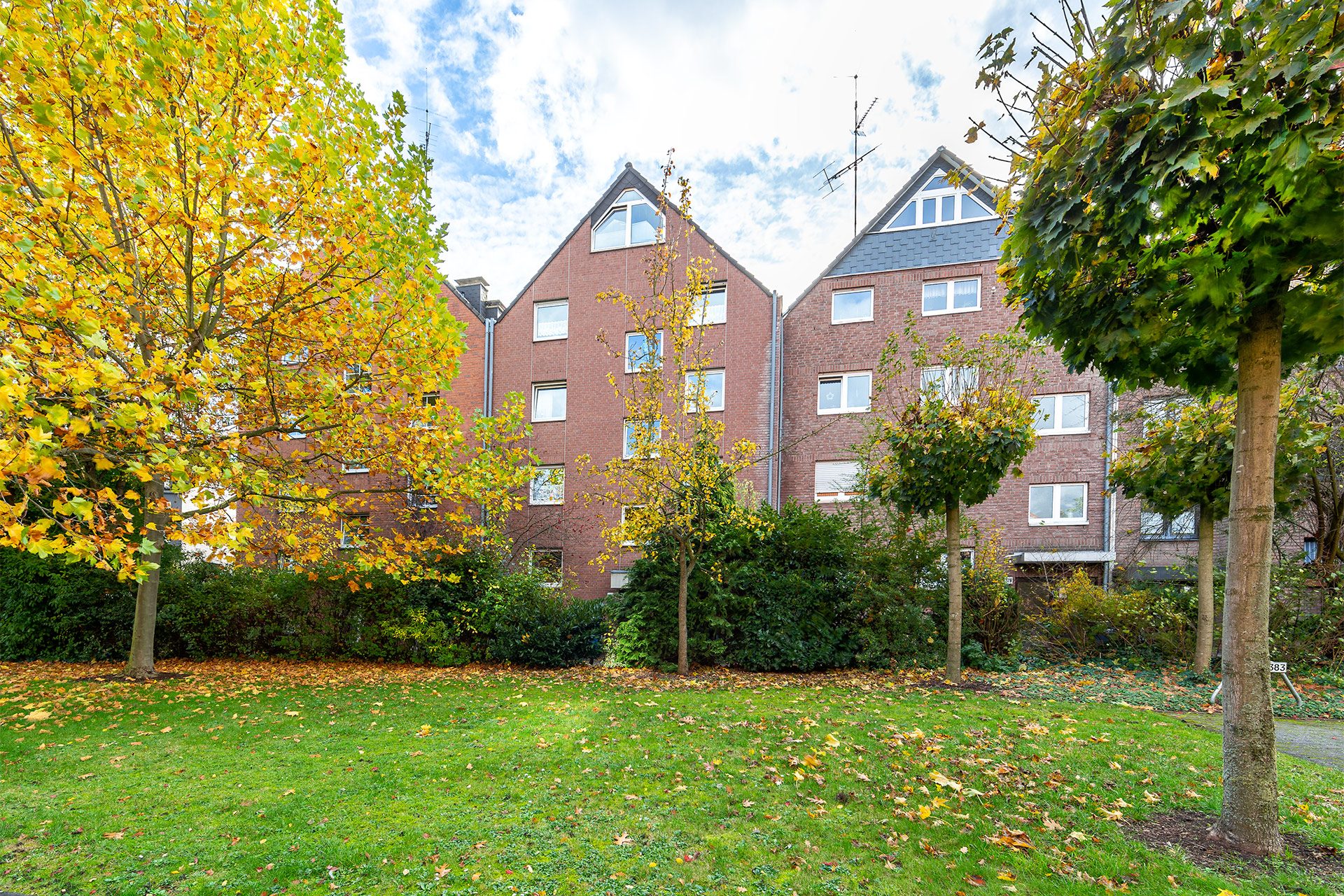 Immobilienangebot - Essen - Alle - Vier-Zimmer-Erdgeschosswohnung mit eigenem Garten!