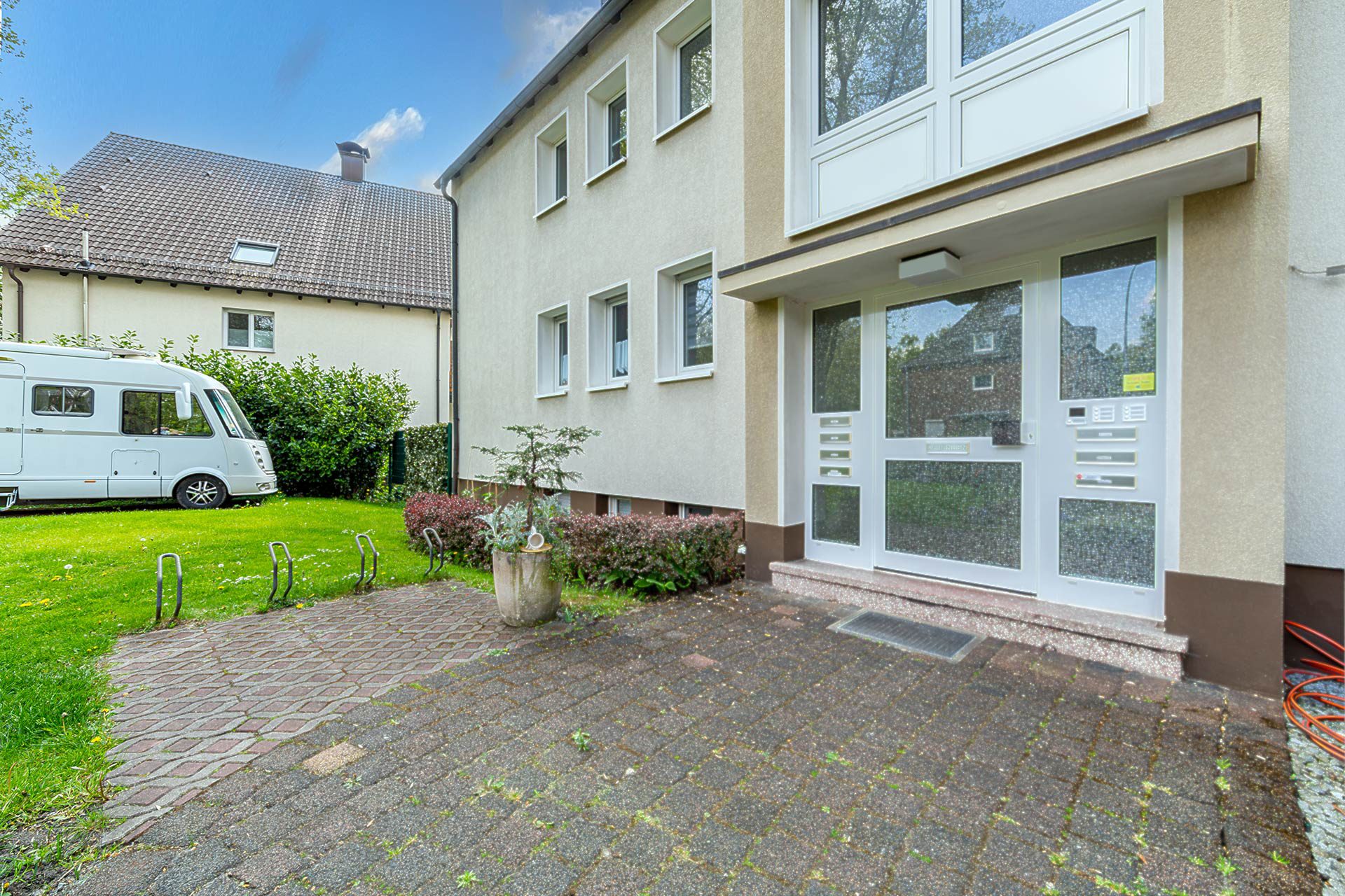 Eingangsbereich Immobilienangebot - Gelsenkirchen - Alle - Einzigartiges Mehrfamilienhaus mit einem Baugrundstück in Gelsenkirchen-Bismarck!
