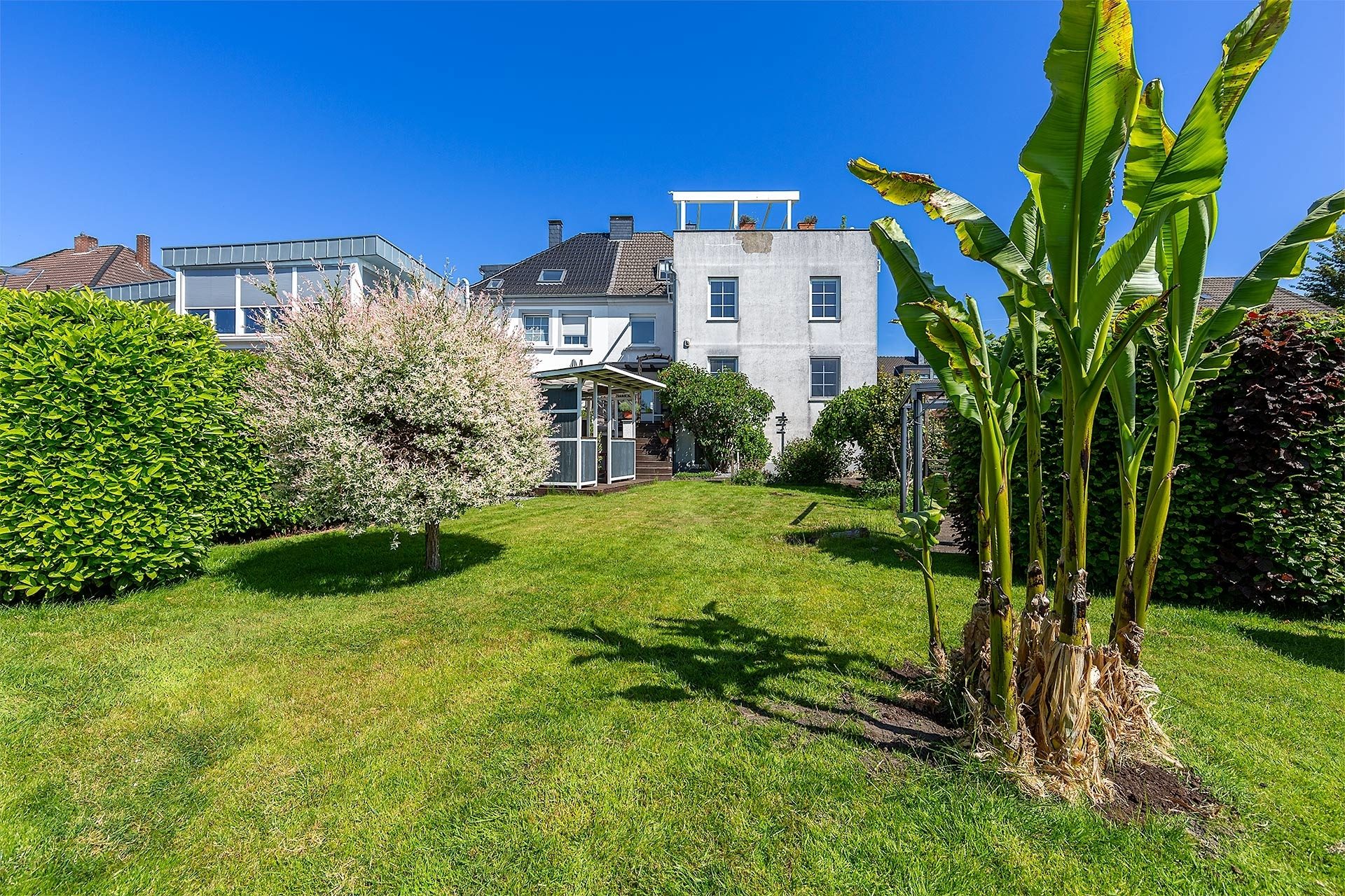 Immobilienangebot - Recklinghausen - Häuser - Harmonie von Innen und Außen: Modernes Zweifamilienhaus mit 2 Terrassen und Garten!