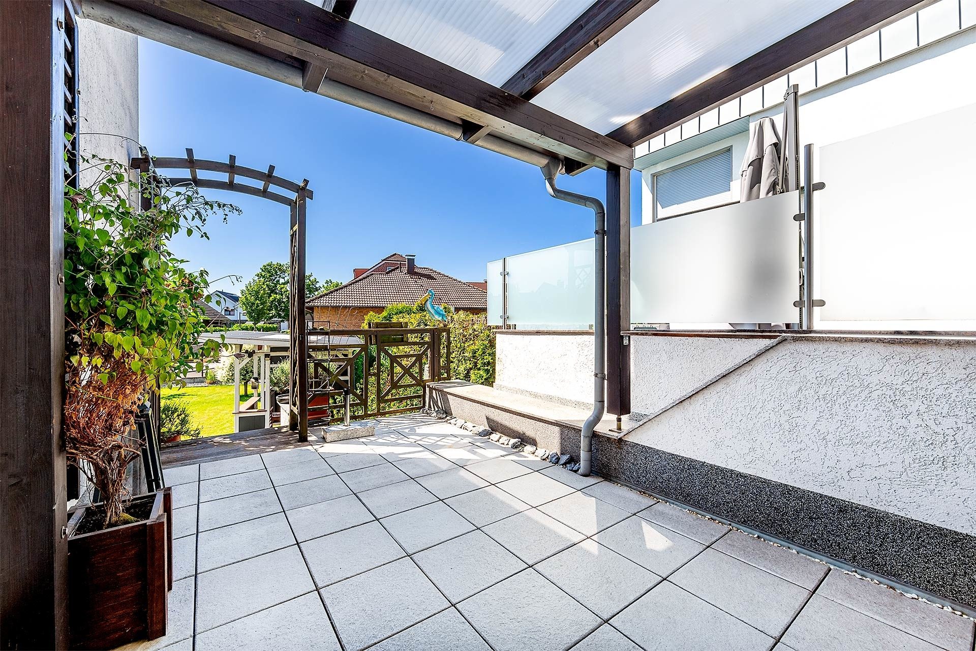 Immobilienangebot - Recklinghausen - Häuser - Harmonie von Innen und Außen: Modernes Zweifamilienhaus mit 2 Terrassen und Garten!