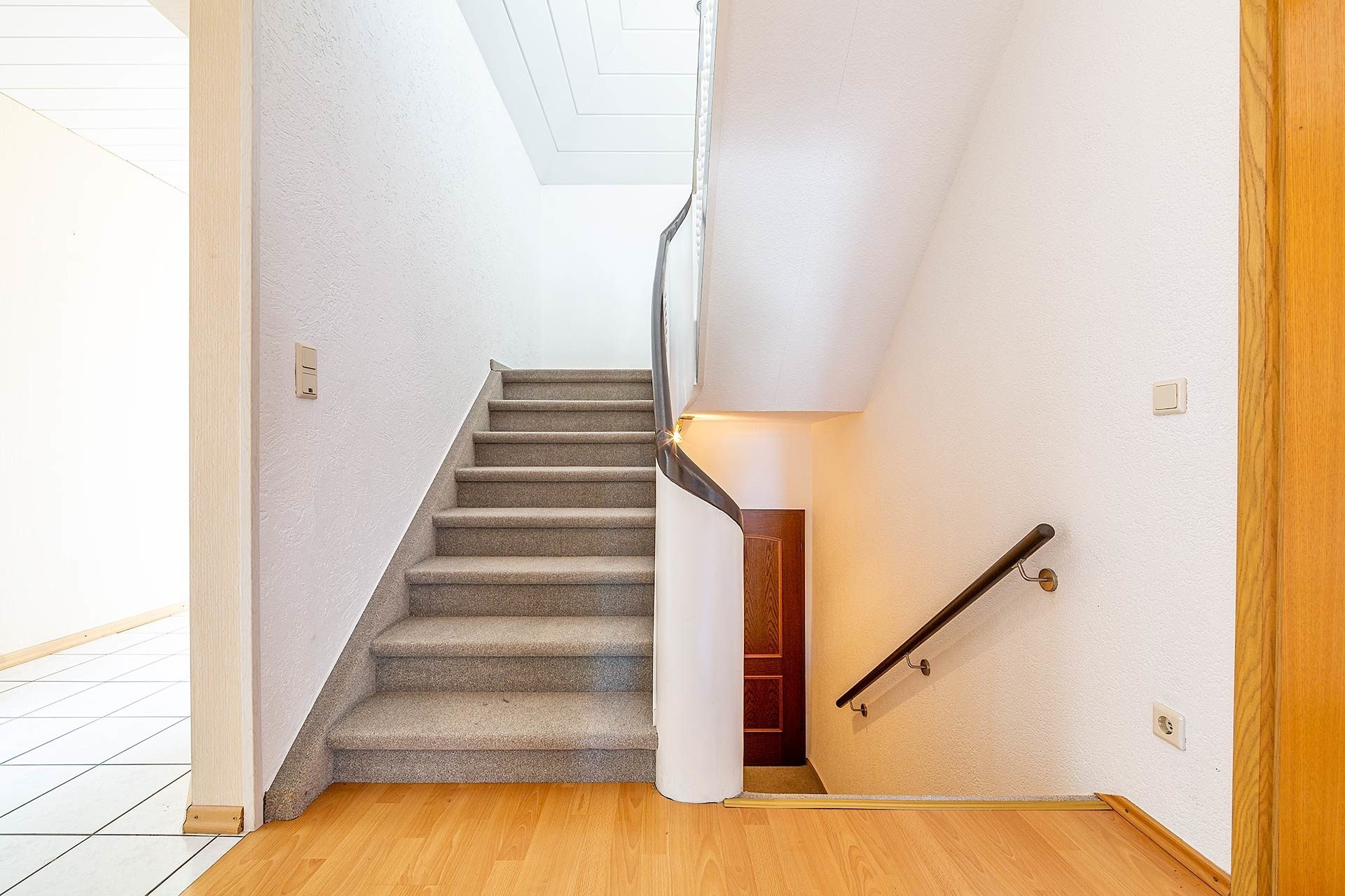 Immobilienangebot - Recklinghausen - Häuser - Harmonie von Innen und Außen: Modernes Zweifamilienhaus mit 2 Terrassen und Garten!