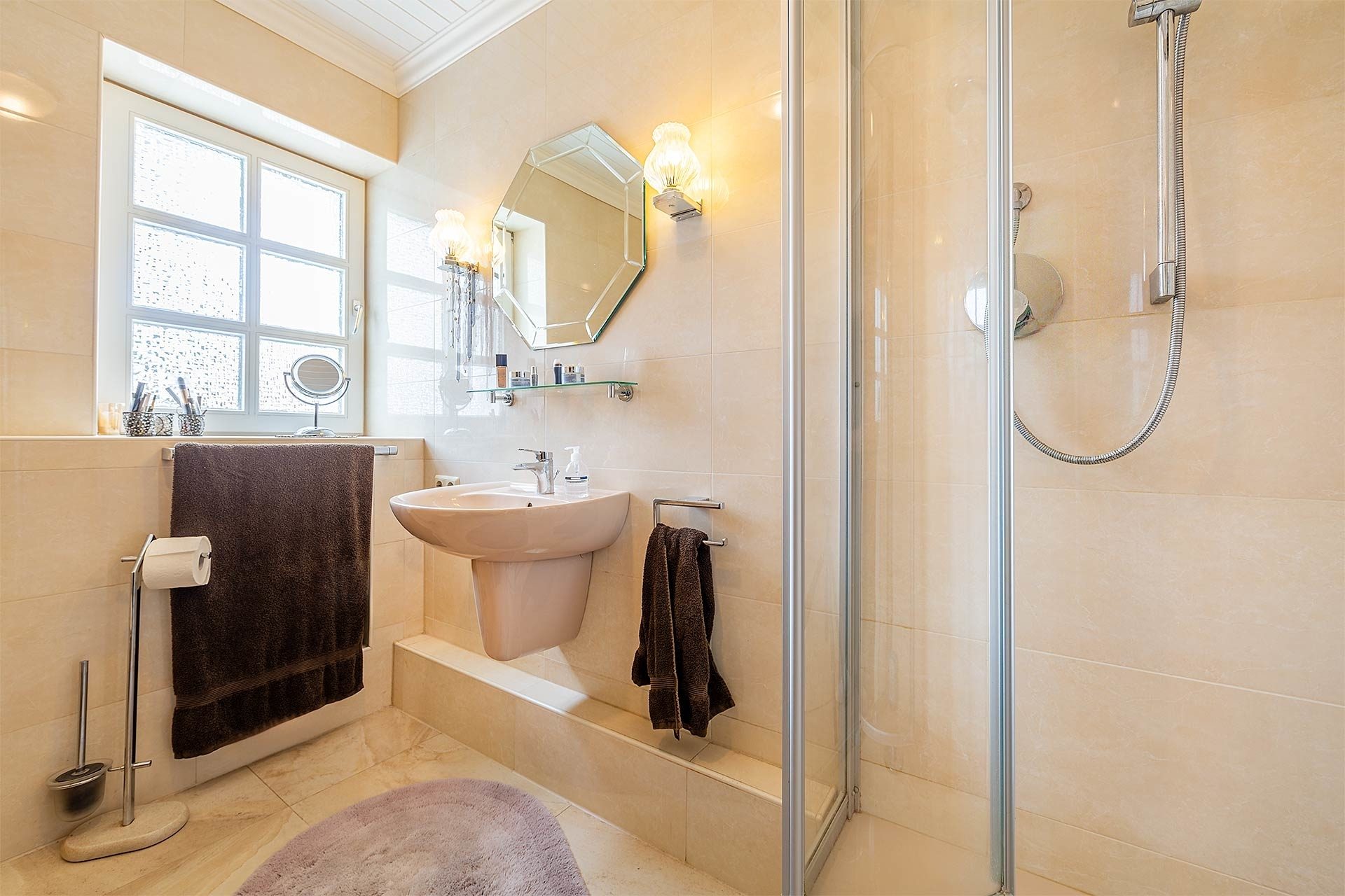 Immobilienangebot - Düsseldorf - Häuser - Ein Haus mit Geschichte und Charakter - Wohnen im Herzen von Düsseldorf-Himmelgeist! – www.HUNDT.IM