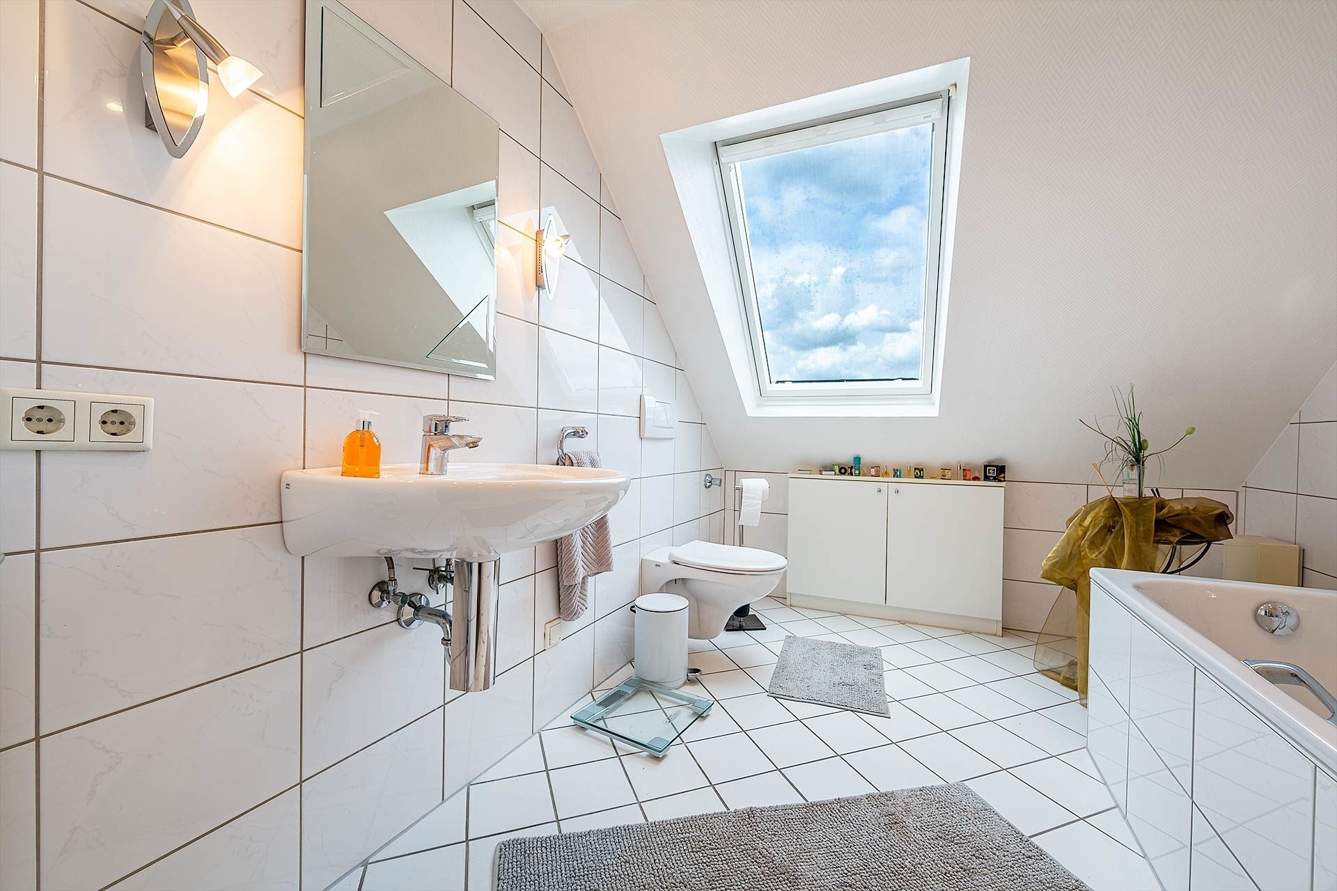 Immobilienangebot - Düsseldorf - Häuser - Ein Haus mit Geschichte und Charakter - Wohnen im Herzen von Düsseldorf-Himmelgeist! – www.HUNDT.IM