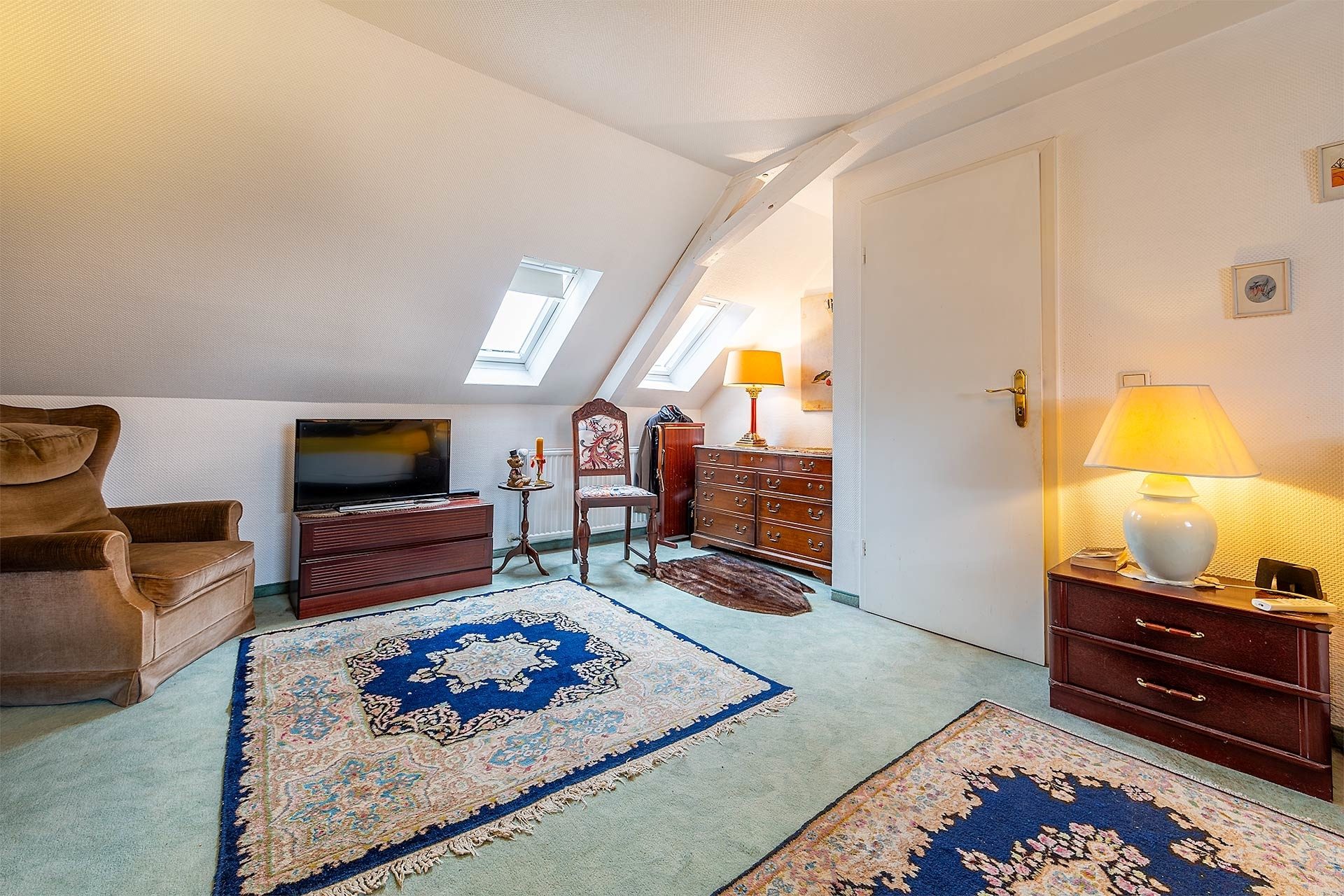 Immobilienangebot - Düsseldorf - Häuser - Ein Haus mit Geschichte und Charakter - Wohnen im Herzen von Düsseldorf-Himmelgeist! – www.HUNDT.IM