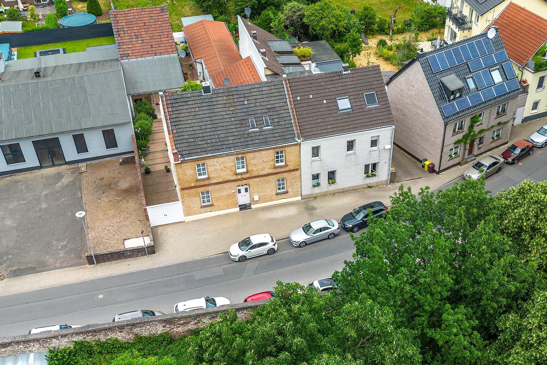 Immobilienangebot - Düsseldorf - Häuser - Ein Haus mit Geschichte und Charakter - Wohnen im Herzen von Düsseldorf-Himmelgeist! – www.HUNDT.IM