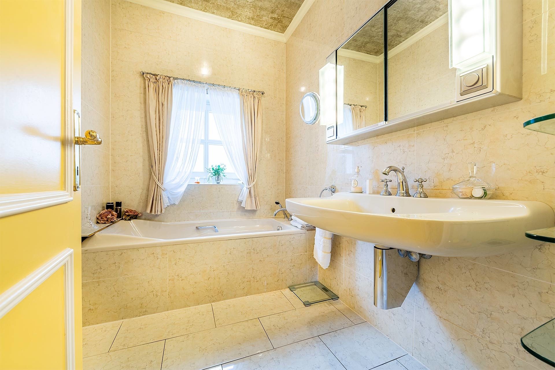 Immobilienangebot - Düsseldorf - Häuser - Ein Haus mit Geschichte und Charakter - Wohnen im Herzen von Düsseldorf-Himmelgeist! – www.HUNDT.IM