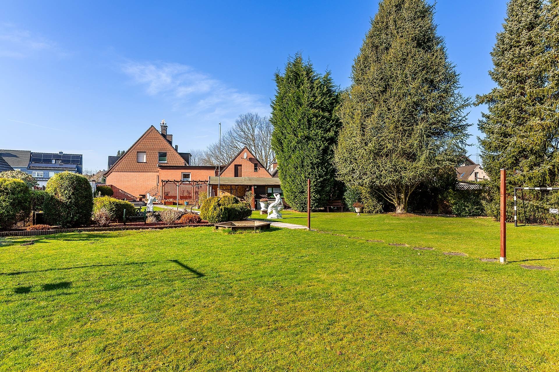Immobilienangebot - Gelsenkirchen - Häuser - Seltene Gelegenheit – Freistehendes Einfamilienhaus mit flexiblem Wohnkonzept! – www.HUNDT.IM