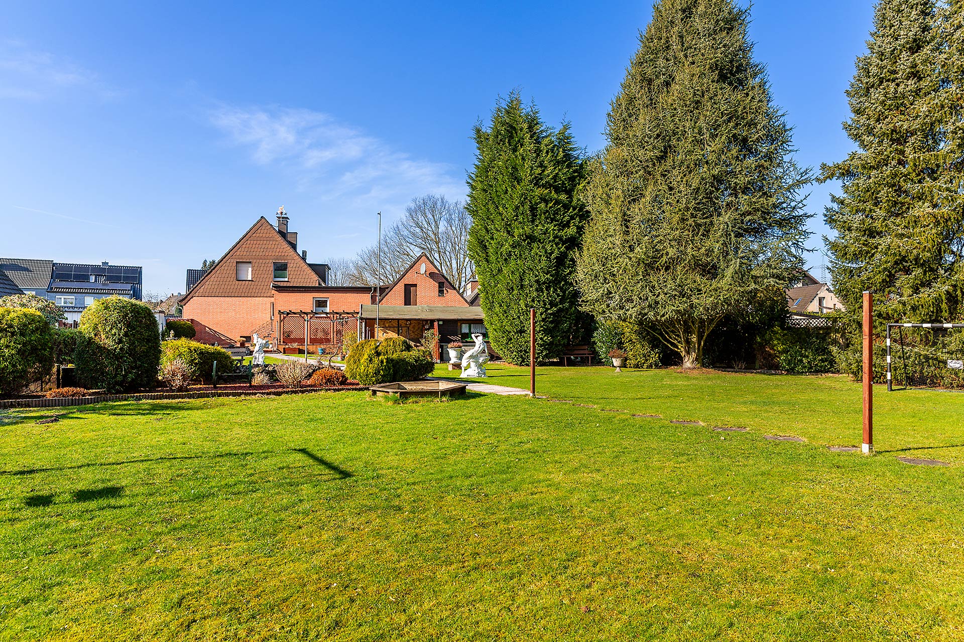 Sie sehen ein Einfamilienhaus im Grünen von Gelsenkirchen-Resse