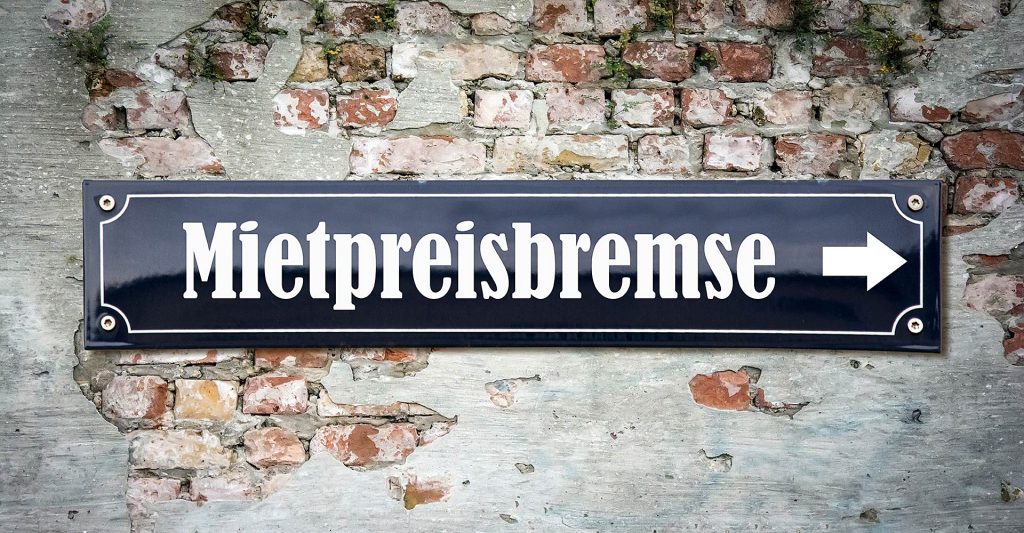 Sie sehen hier ein Straßenschild mit der Beschriftung Mietpreisbremse.