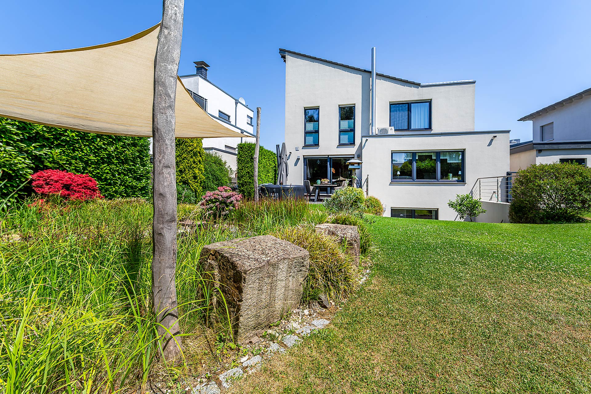 Hier sehen Sie ein schönes Einfamilienhaus mit einer Einliegerwohnung