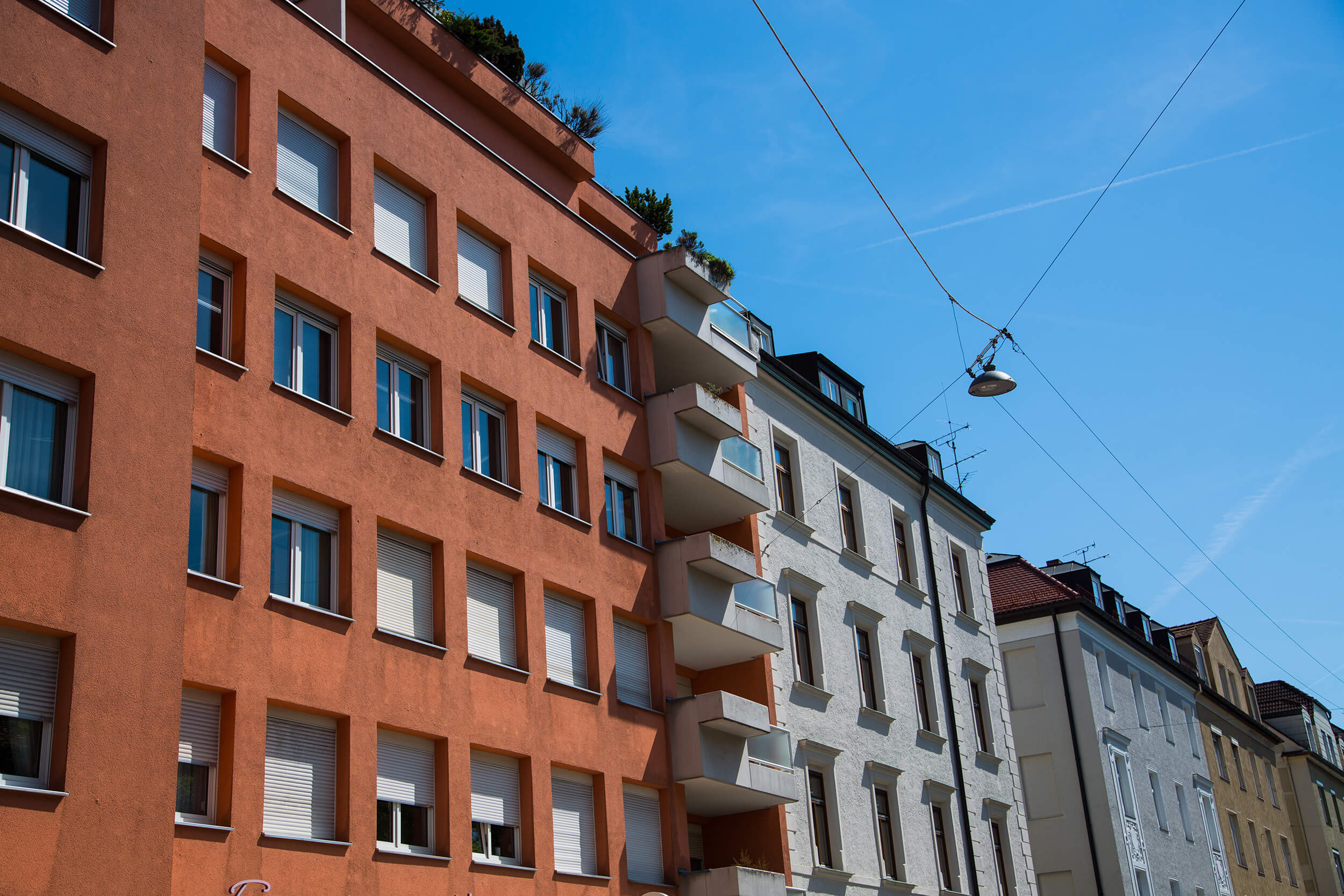 Gebäude mit Wohn- und Gewerbenutzung als Beispiel für gemischt genutzte Immobilien.